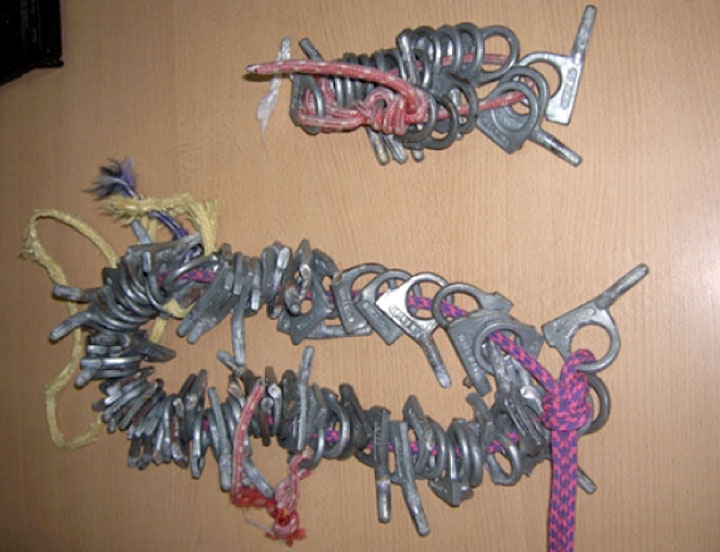 Los clavos de Césare Maestri en la comisaría local, Chaltén. Foto: www.lacachania.com.ar