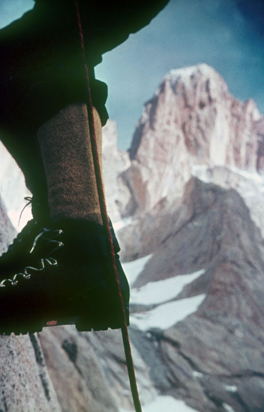 Escalando en Pategonia. Foto: Colección de Eduardo Vivaldi, 1967