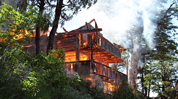 El Refugio Berghof del CAB en llamas, Bariloche. Foto: Nelson Puñalef 
