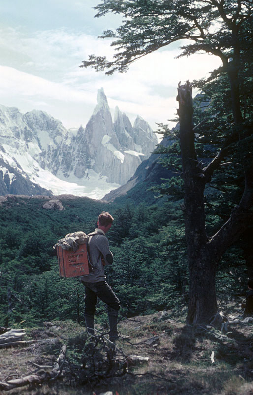 Eduardo Vivaldi porteando rumbo al campamento base. Foto: Colección de Eduardo Vivaldi, 1967