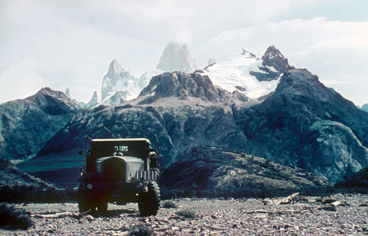 Con el vehículo de gendermería, único medio motor para moverse en 1967. Foto: Colección de Eduardo Vivaldi