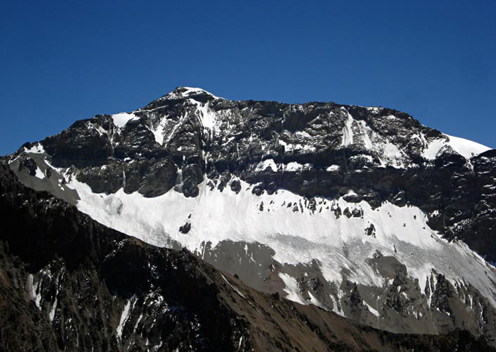 Pared Sur del C. Ameghino. En medio del nevé de la base se aprecia un bloque de roca, inmediatamente arriba de este se puede ver la cascada por la que se ascendió. Despues de esta le sigue un corredor que los saco al hombro de la izquierda de la cumbre. Vista desde el Glacial del Este, durante la ascencion de la Ruta Argentina. Foto: Ariel Di Carlantonio. Aconcagua, Mendoza
