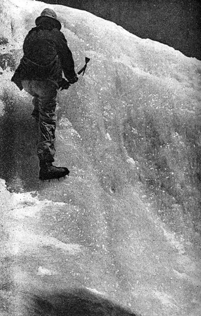Nuestros botines gramponados permitian despues de tallar escalones con la piqueta vencer hasta las mas abruptas pendientes de hielo cristalino. Foto: V. Ostrowski. Mas Alto que los Condores. Autor: Victor Ostrowski