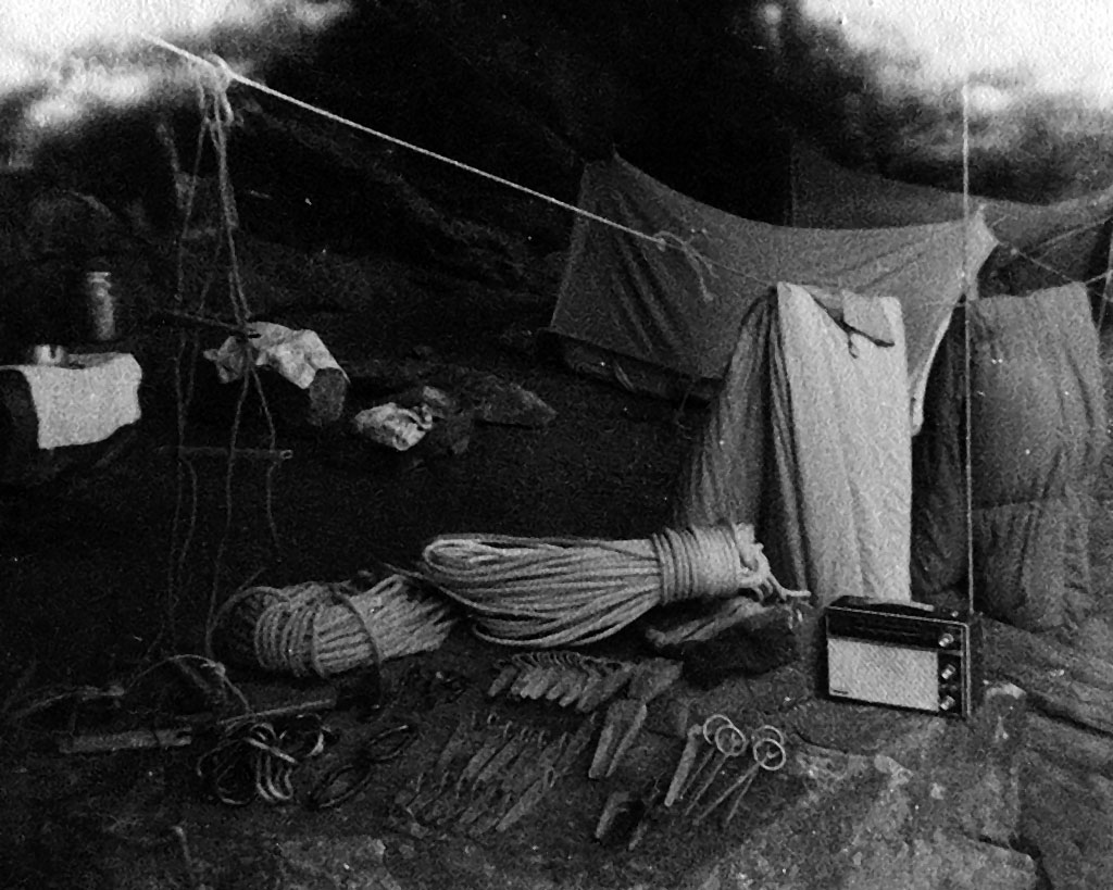 Campamento en la Cueva Grande al costado del arroyo San Bernardo, Sierra de la ventana, verano de 1968. Foto: Jorge de León