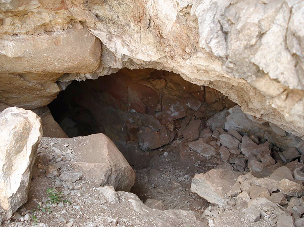 Boca de acceso a una caverna. Caverna del Sauce, La Falda, Córdoba. Foto: Luis Carabelli