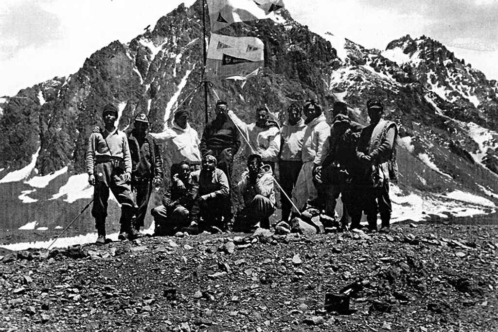 En Plaza de Mulas, El Padre Torres con jóvenes de la Juventud de Acción Católica y Grupo de radio. Todos integrantes de la "Expedición Por la Paz del Mundo", son ellos: Padre J. Torres, H. Rocha, H. Ojeda, A. Quiroga, C. Piovesan, E. Bittar, G. Dussel, E. Carbonari, C. Brunetti, E. Lúquez, B. Rázquin, R. Pacheco, M. A. Gil. Foto: M. Bugallo