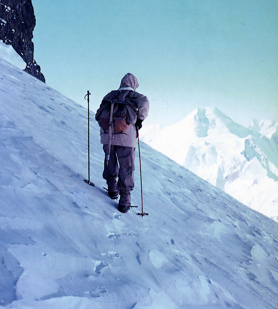 Hermann Buhl mirando hacia el Chogolisa, Karakorum, Pakistán. Foto: Libro Entre Cero y Ocho Mil Metros