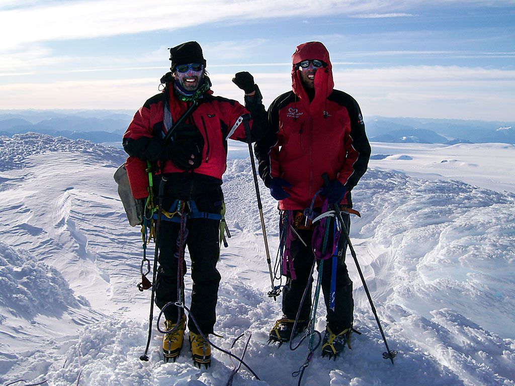 En la cumbre del Volcán Lautaro, Fernando Rampezzotti y Dario Bracali. Expedición al Volcán Lautaro, Patagonia Chilena. Foto: Guillermo Martin