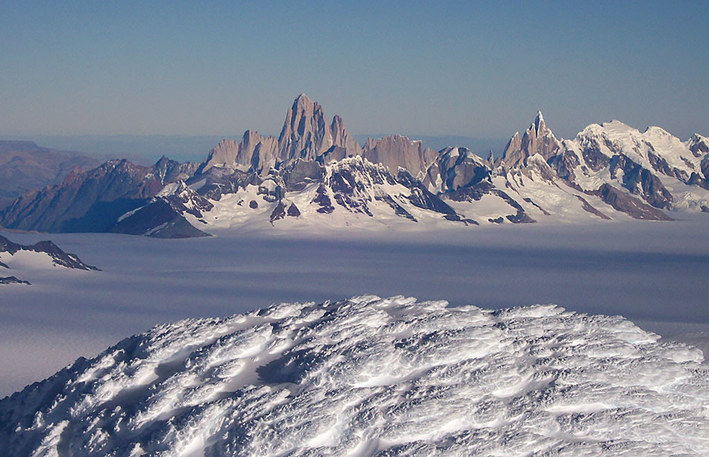Vista hacia el este desde la cumbre del Volcán Lautaro. Expedición al Volcá Lautaro, Patagonia Chilena. Foto: Guillermo Martin