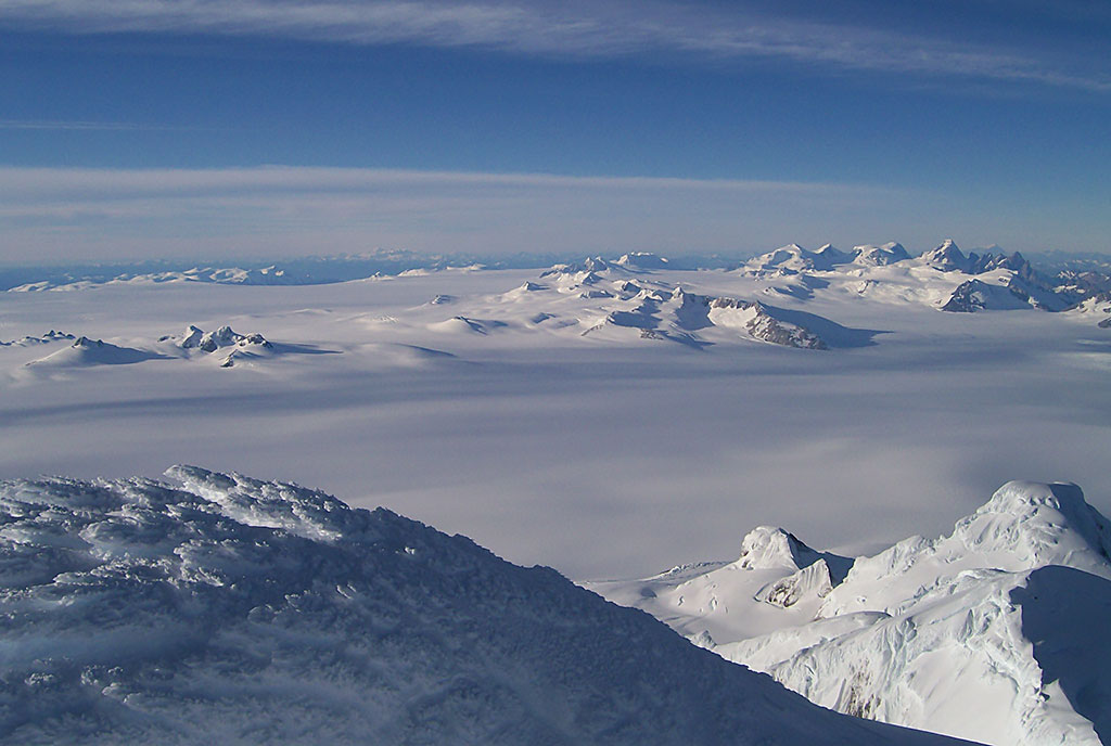 Vista hacia el norte desde la cumbre del Volcán Lautaro. Expedición al Volcán Lautaro, Patagonia Chilena. Foto: Guillermo Martin