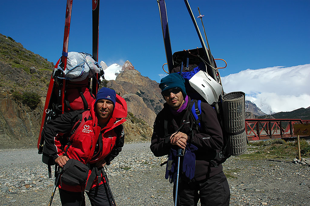 Rumbo al camping Piedra del Fraile, Dario Bracali y Guillermo Martin, Expedición al Volcán Lautaro, Patagonia Chilena. Foto: Fernando Rampezzotti