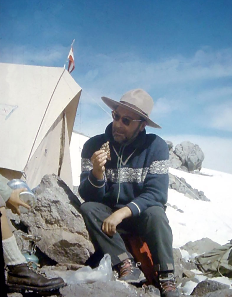 Mathias Rebitsch en la base del volcán Llulaillaco en 1961, Salta. Foto: Gerardo Watzl